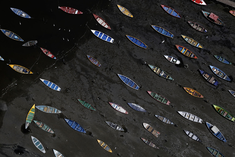 Barcos ancorados em trecho assoreado da Praia das Pedrinhas, em São Gonçalo. Baía de Guanabara. Rio de Janeiro. 31/01/2014. Crédito: Custodio Coimbra / Acervo Instituto Moreira Salles