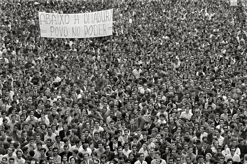 Passeata dos Cem Mil na Cinelândia, Rio de Janeiro, RJ, 26/06/1968. Evandro Teixeira/Acervo IMS.