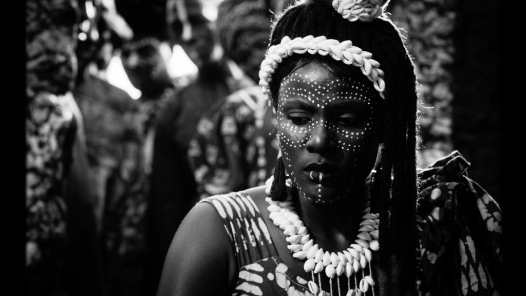 MAMI WATA (Nigéria 2023), dir. C.J. 'Fiery' Obasi - crédito: Fiery Film Company
