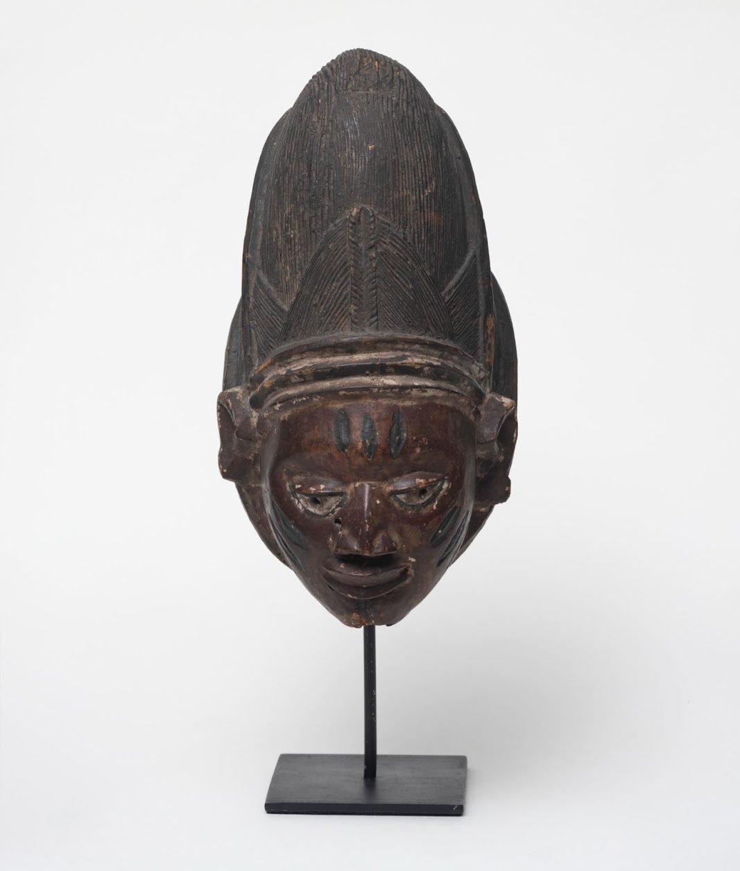 IORUBÁ [YORUBA] Nigéria Máscara Geledé [Gelede Mask], sem data [undated] Madeira [Wood], 45.5 x 20 x 31 cm Doação [Gift] Cecil Chow Robilotta e [and] Manoel Roberto Robilotta, 2012 MASP.01574 Foto [Photo] Eduardo Ortega