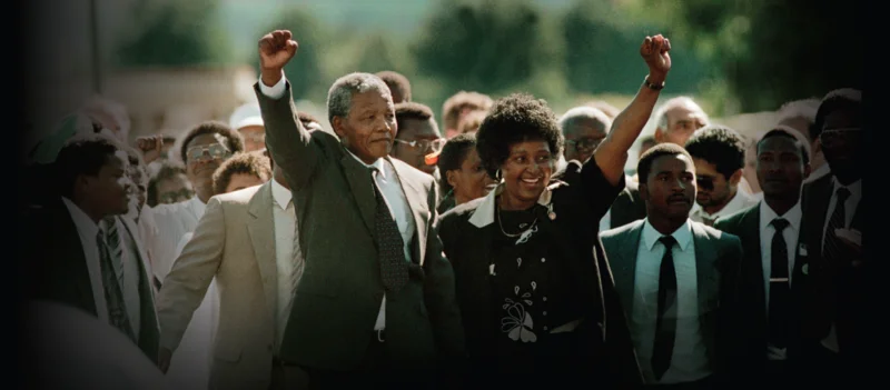 Mandela e a esposa, Winnie, comemoram sua libertação em 11 de fevereiro de 1990. Foto: Graeme Williams