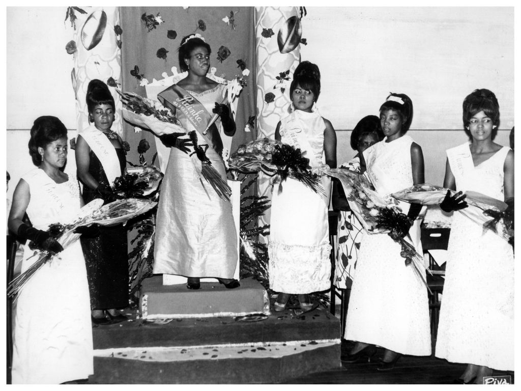 Coroação de Aparecida Machado eleita Rainha do Clube. 1966