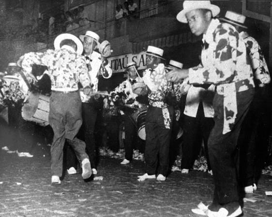 Cordão carnavalesco 28 de Setembro desfilando na Rua Barão de Jundiaí. 1960