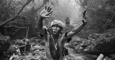 Xamã Yanomami em ritual durante a subida para o Pico da Neblina. Estado do Amazonas, Brasil, 2014 © Sebastião Salgado