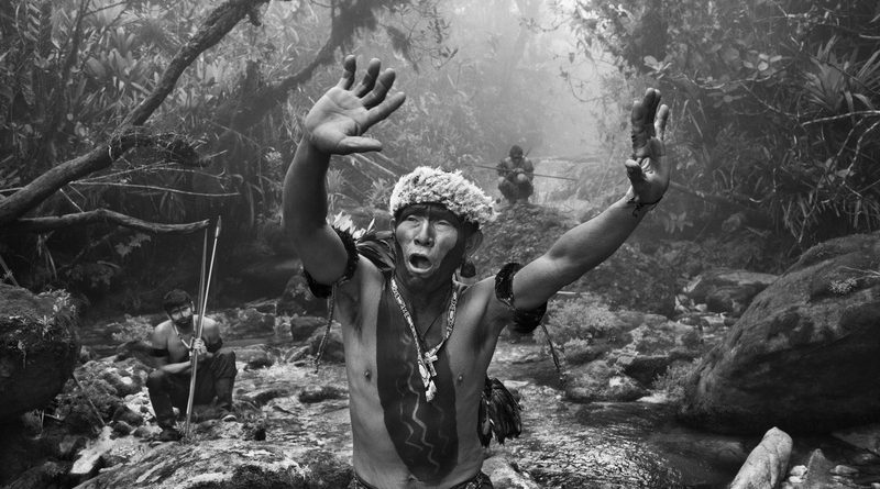 Xamã Yanomami em ritual durante a subida para o Pico da Neblina. Estado do Amazonas, Brasil, 2014 © Sebastião Salgado