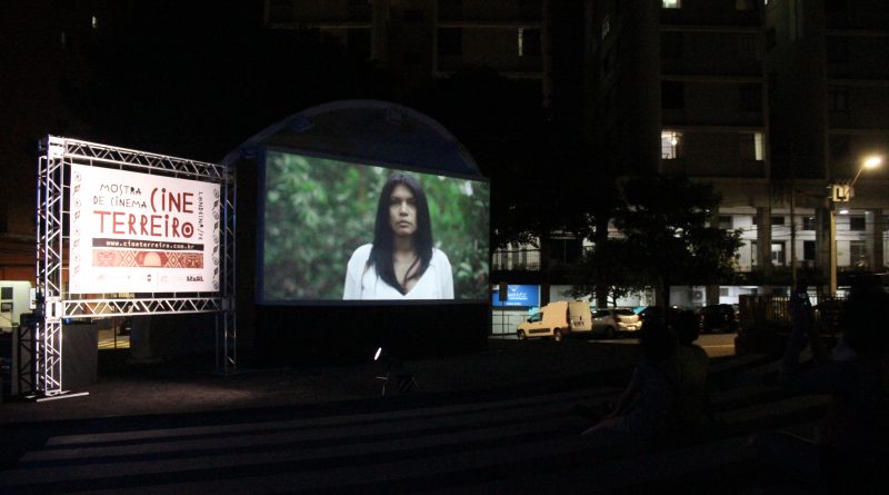 Foto Artur Ribeiro 1 - Imagem de exibição pública realizada na última edição do Cine Terreiro, em Londrina.