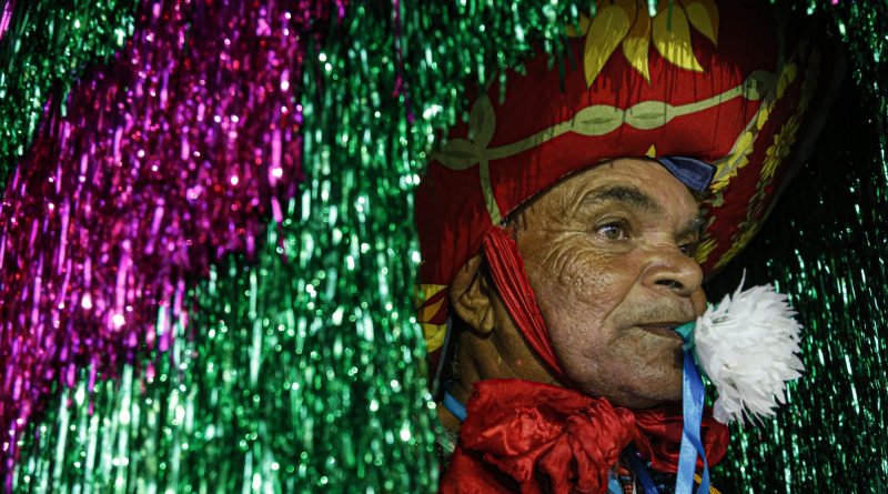 José Luis da Silva com a indumentária do Maracatu Rural. Foto de Paulo Pinto/Agência Brasil