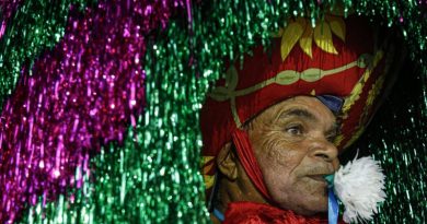 José Luis da Silva com a indumentária do Maracatu Rural. Foto de Paulo Pinto/Agência Brasil