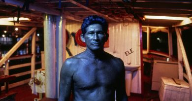 Barqueiro azul em Manaus, 1992. Crédito: Luiz Braga