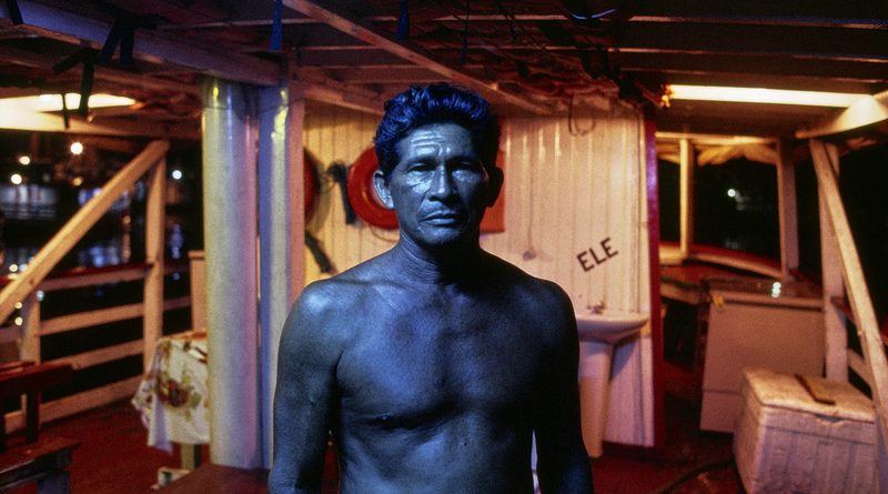 Barqueiro azul em Manaus, 1992. Crédito: Luiz Braga