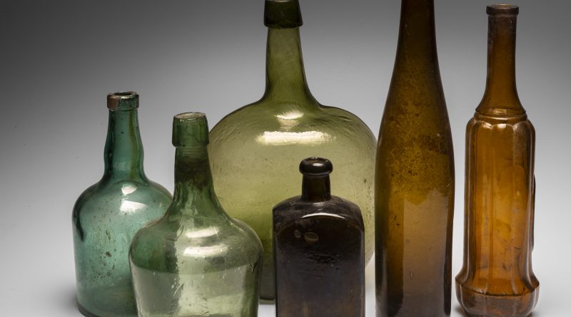 Garrafas importadas em tamanhos, cores e usos variados. Créditos: ©️DelRe-Stein_VivaFoto