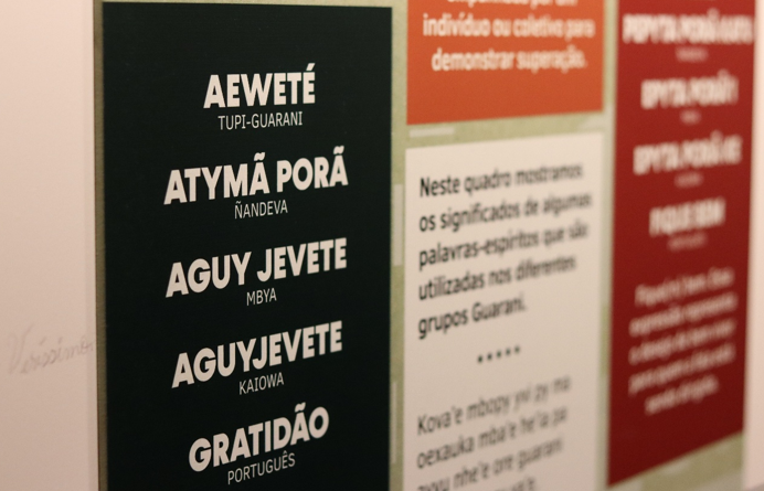 Palavras em Guarani na exposição “Hendu Porã’rã, escutar com o corpo”, em cartaz no MCI.