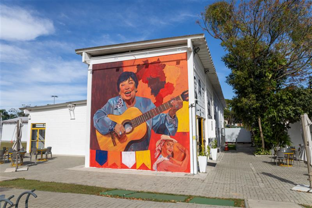 Arte: Cazé. Foto: Paulo Dias