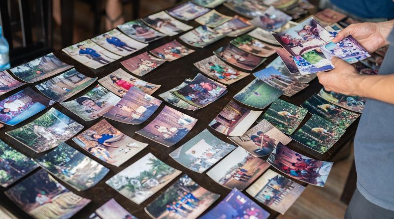 Selecionando fotos que seriam digitalizadas pelo projeto Gente de Verdade. Terra Indígena Sete de Setembro, 2024. Foto: Coletivo Lakapoy.