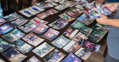 Selecionando fotos que seriam digitalizadas pelo projeto Gente de Verdade. Terra Indígena Sete de Setembro, 2024. Foto: Coletivo Lakapoy.