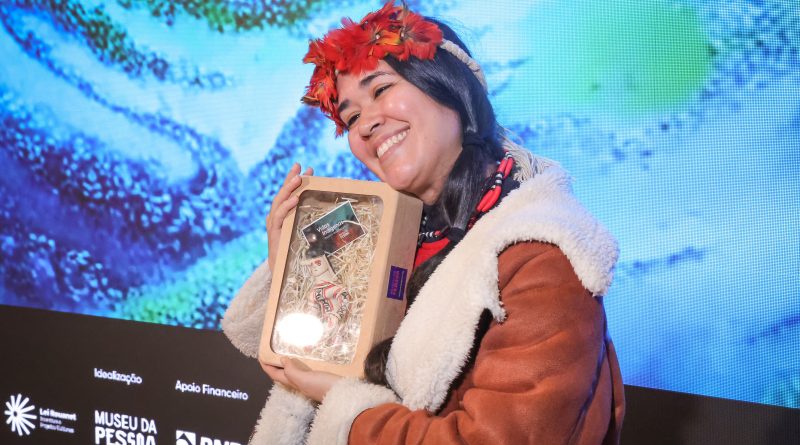 Moara Brasil Xavier da Silva, vencedora na categoria Criadores Índigenas. Crédito: Ali Karakas/ @akakarakas