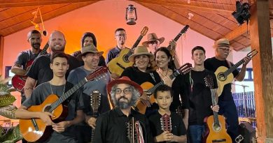 Orquestra de Violas Río Abaixo, com Mestre Jorge Charleaux (Brasil)