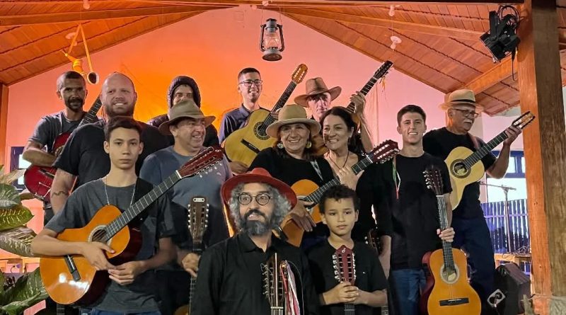 Orquestra de Violas Río Abaixo, com Mestre Jorge Charleaux (Brasil)