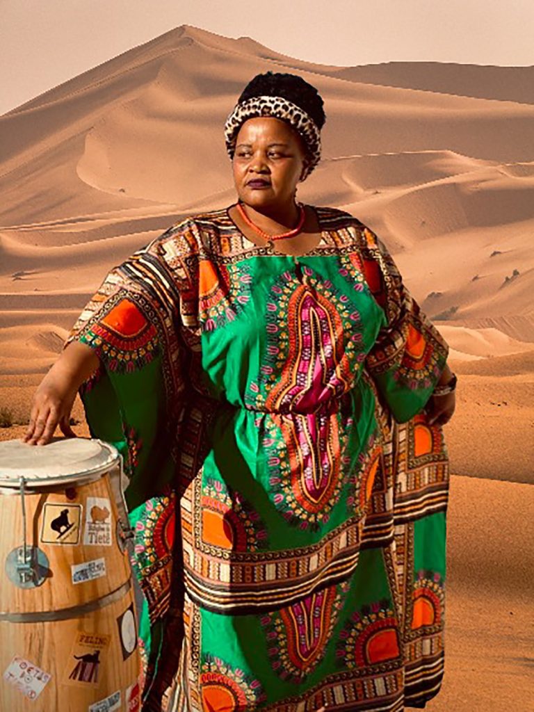 
Com uma voz e presença marcantes, Clarah Swatson, que sobreviveu ao regime do apartheid, abre o evento convidando à escuta e à reflexão por meio da poesia e da performance. Foto: arquivo pessoal da artista/divulgação