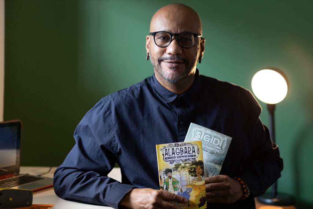 O escritor Henrique André traz para o evento o universo afrofuturista que mistura ancestralidade, fantasia e aventura. Foto: Daniel Capela