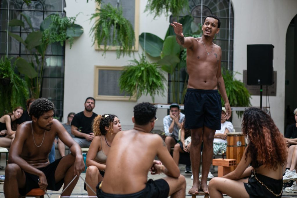 Espetáculo Favela de Barro Instáveis em Queda - foto Ligia Jardim