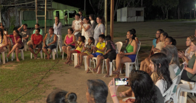 Comunidade do Tumbira assistindo ao espetáculo "Capivaras Rebeldes", peça idealizada pela Trupe Ave Lola e disponibilizada pelo projeto Virada Amazônica