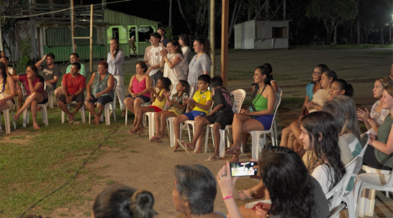 Comunidade do Tumbira assistindo ao espetáculo "Capivaras Rebeldes", peça idealizada pela Trupe Ave Lola e disponibilizada pelo projeto Virada Amazônica