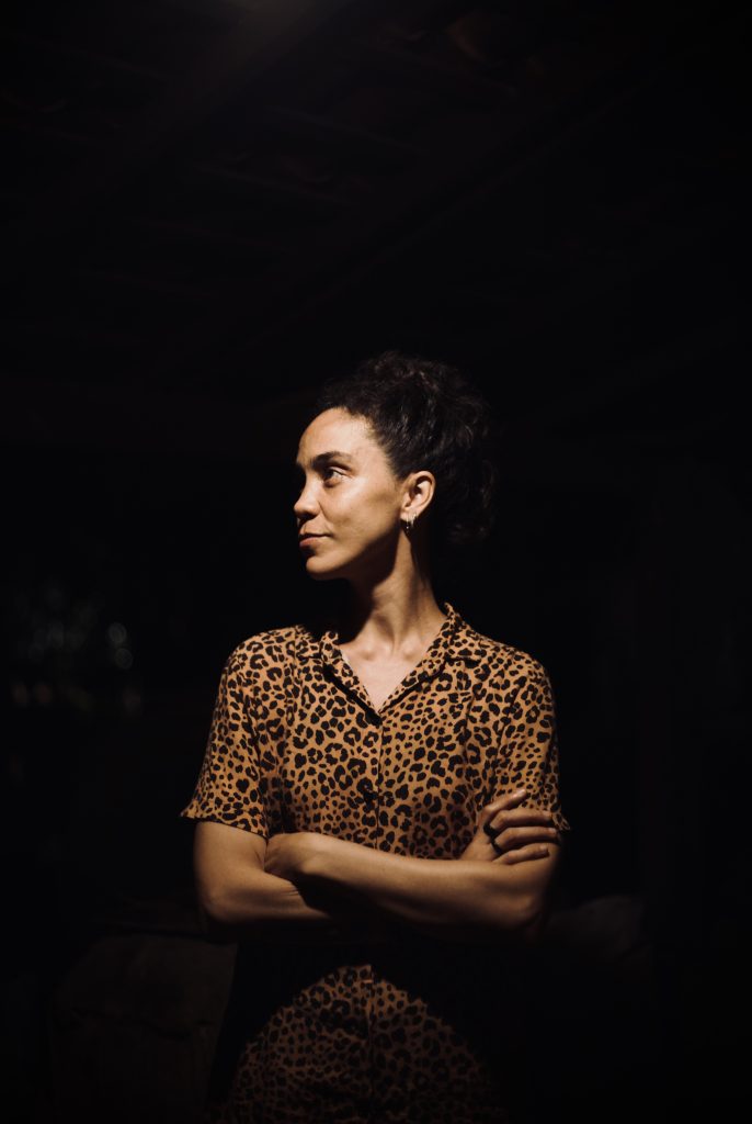 Ana Mendes por Nay Jinknss - divulgação