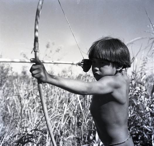 Menino indígena Xavante caçando (1947). Imagem integra a exposição do MIS "Encontro: Jean Manzon e a Amazônia". Crédito Jean Manzon.