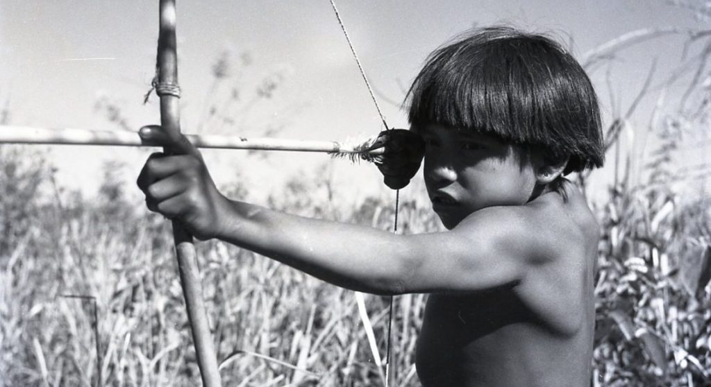 Menino indígena Xavante caçando (1947). Imagem integra a exposição do MIS "Encontro: Jean Manzon e a Amazônia". Crédito Jean Manzon.