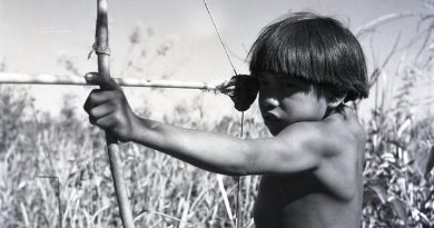 Menino indígena Xavante caçando (1947). Imagem integra a exposição do MIS "Encontro: Jean Manzon e a Amazônia". Crédito Jean Manzon.