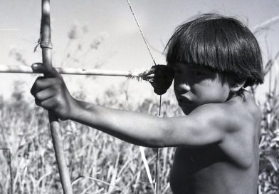 Menino indígena Xavante caçando (1947). Imagem integra a exposição do MIS "Encontro: Jean Manzon e a Amazônia". Crédito Jean Manzon.