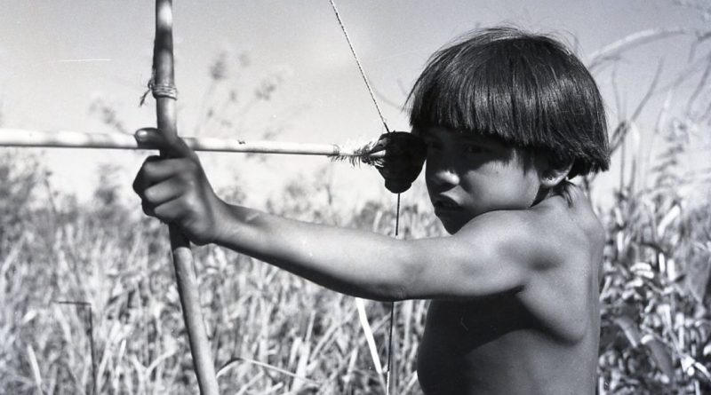 Menino indígena Xavante caçando (1947). Imagem integra a exposição do MIS "Encontro: Jean Manzon e a Amazônia". Crédito Jean Manzon.