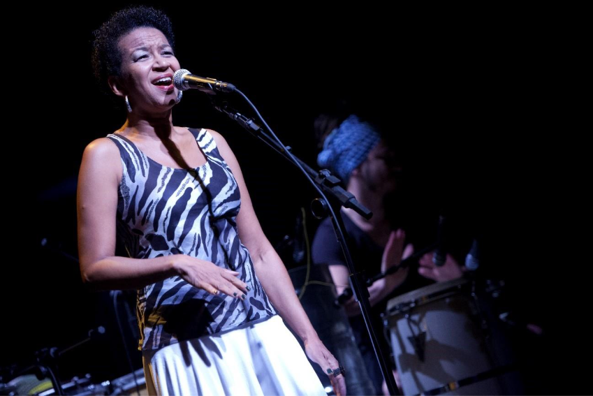 Cantora Juçara Marçal comanda o espetáculo "Plínio Marcos em Prosa e Samba", dia 18/1, no SescTV. Foto: Divulgação