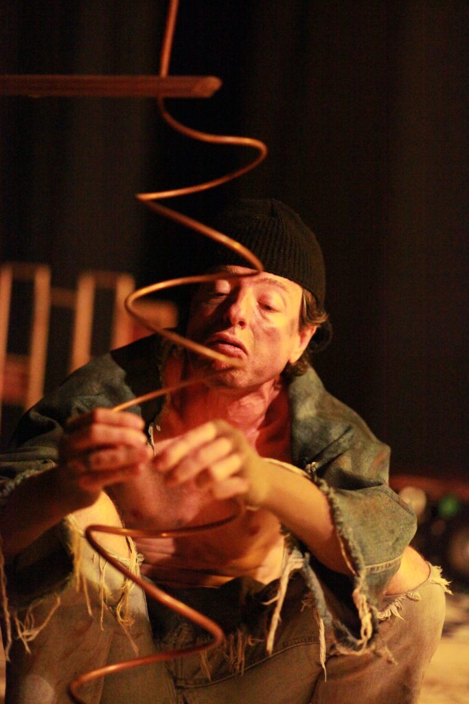 Velhos caem do céu como foguetes - Foto Ayrton Valle - divulgação