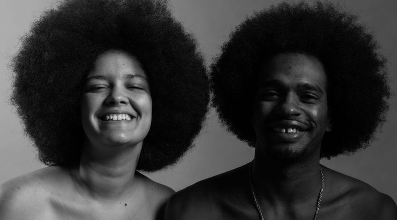 À esq, Mariane Nunes; à direita, Armr'Ore Erormray