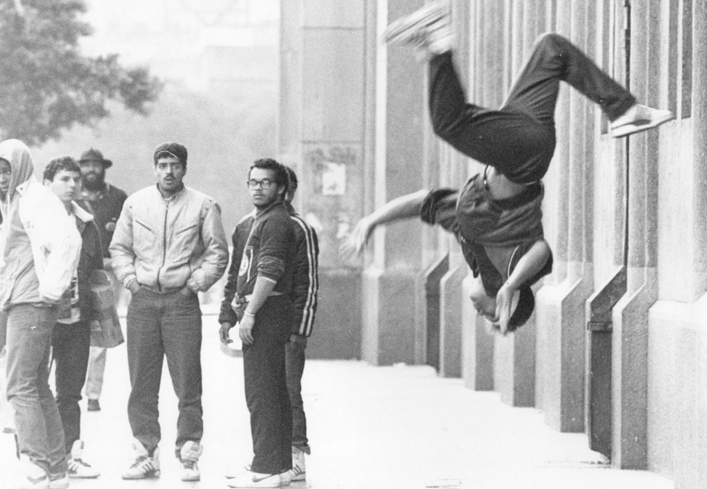 Estação São Bento: Marcos Telesforo, Fernando, DJ Hum, Thaíde, Who e Marcelo (1987 ou 1988). Foto: Sérgio Amaral/Estadão Conteúdo - Sesc divulgação
