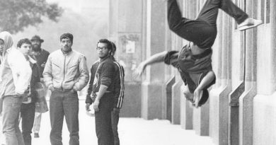 Estação São Bento: Marcos Telesforo, Fernando, DJ Hum, Thaíde, Who e Marcelo (1987 ou 1988). Foto: Sérgio Amaral/Estadão Conteúdo - Sesc divulgação