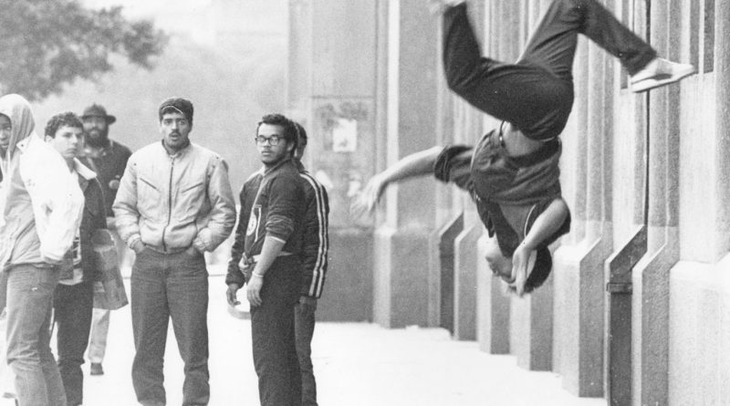 Estação São Bento: Marcos Telesforo, Fernando, DJ Hum, Thaíde, Who e Marcelo (1987 ou 1988). Foto: Sérgio Amaral/Estadão Conteúdo - Sesc divulgação