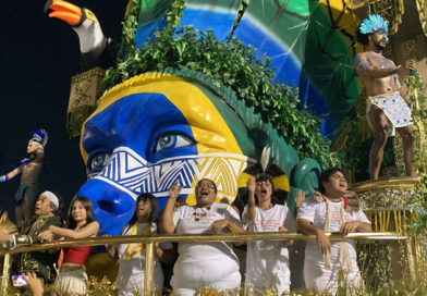 Equipe do Museu das Culturas Indígenas ao lado de Ailton Krenak em desfile de 2025. Foto: Giannelli Fotografia