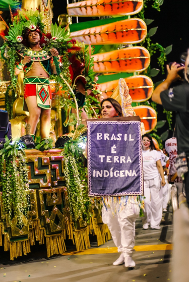 “Brasil é Terra Indígena” é um dos estandartes do desfile de 2025. Foto: Giannelli Fotografia