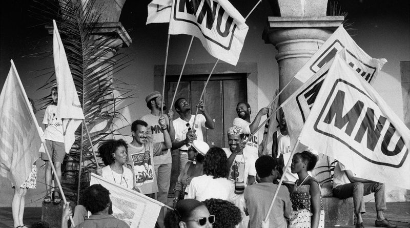 Rogério Santos, Militantes do Movimento Negro Unificado (MNU) recepcionando Nelson Mandela,Salvador, BA, 1991, Zumví Arquivo Afro Fotográfico