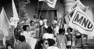 Rogério Santos, Militantes do Movimento Negro Unificado (MNU) recepcionando Nelson Mandela,Salvador, BA, 1991, Zumví Arquivo Afro Fotográfico