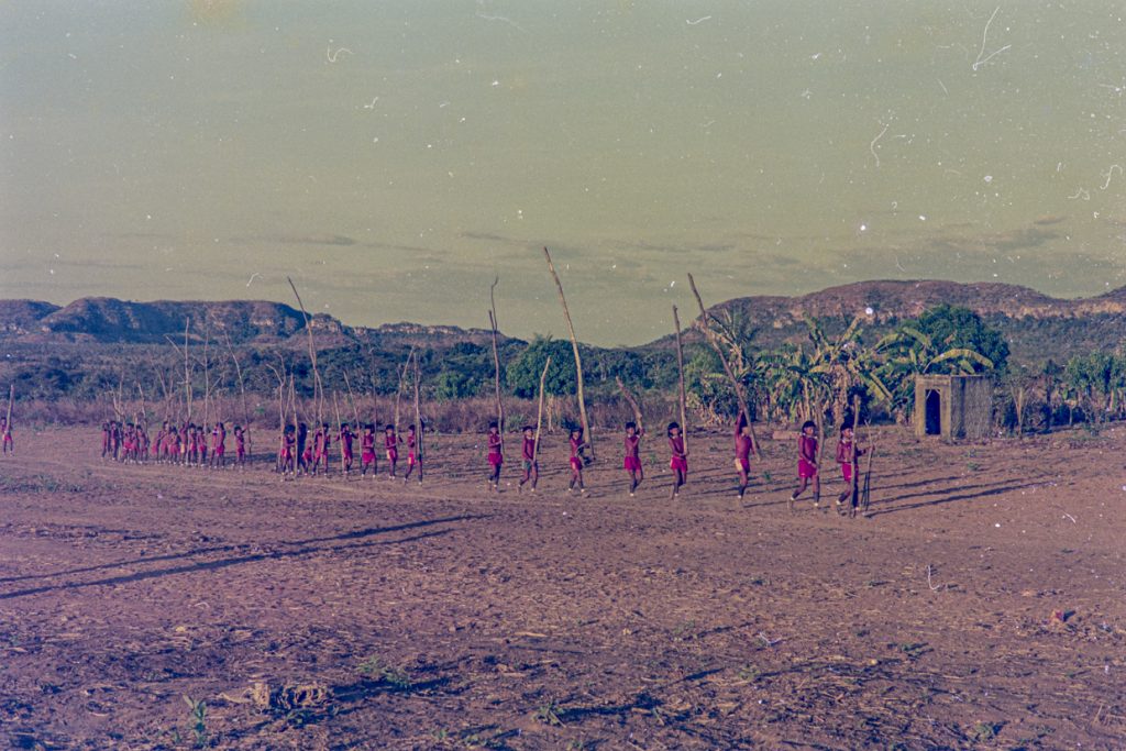 Cerimonia Waia - Povo Xavante Aldeia -foto Pimentel Barbosa - 1987