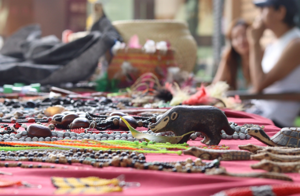 Artesãs e artesãos indígenas de diferentes povos comercializam uma grande diversidade de artefatos tradicionais. Foto: Gabie Pereira/Acervo MCI