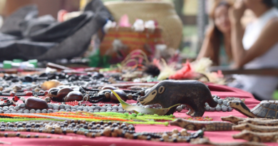 Artesãs e artesãos indígenas de diferentes povos comercializam uma grande diversidade de artefatos tradicionais. Foto: Gabie Pereira/Acervo MCI