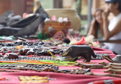 Artesãs e artesãos indígenas de diferentes povos comercializam uma grande diversidade de artefatos tradicionais. Foto: Gabie Pereira/Acervo MCI