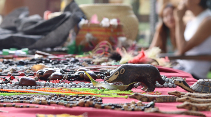 Artesãs e artesãos indígenas de diferentes povos comercializam uma grande diversidade de artefatos tradicionais. Foto: Gabie Pereira/Acervo MCI