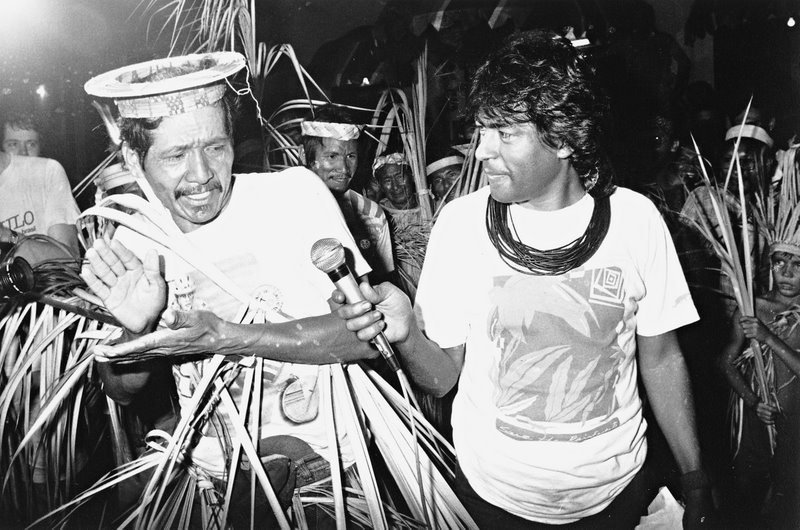 Da esq. p/ dir: Lopes Ashaninka e Ailton Krenak, Aliança dos Povos da Floresta, Rio Branco, Acre. - foto João Roberto Ripper