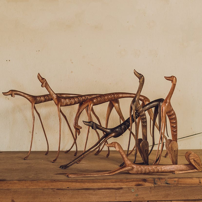 Cãezinhos esculpidos em madeira, inspirados na personagem Baleia, do romance Vidas Secas, assinados por Marco de Sertânia. Foto divulgação.